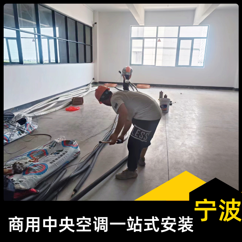工人安裝現場